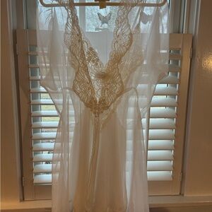 Vintage Gold Label Victoria's Secret White Lace Pearl Lingerie Peignoir Robe Set